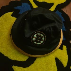 Reversible Boston Bruins Bucket Hat Mitchell & Ness